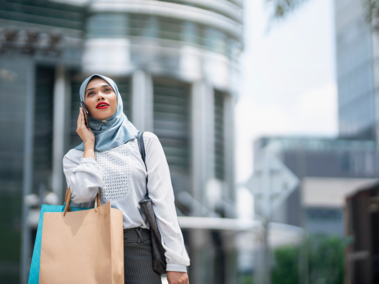 Businessfrau mit Hijab telefoniert in der Stadt am Handy
