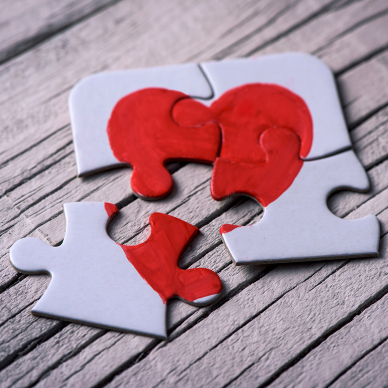 4 Puzzlestücke eines Herzens - das 4. fehlt noch halb